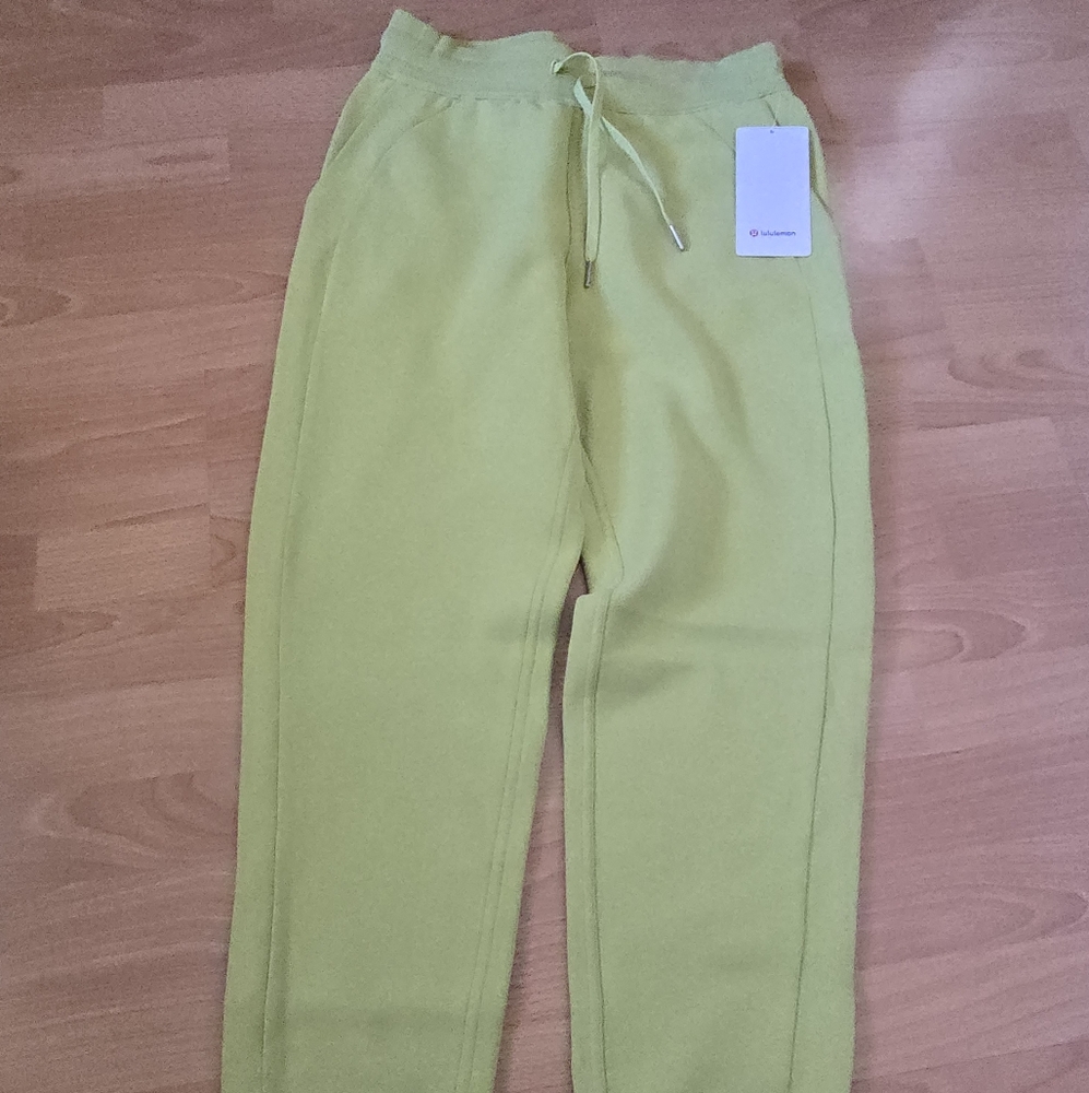 BNWT Lululemon Lime Green Scuba Joggers (Size 6)